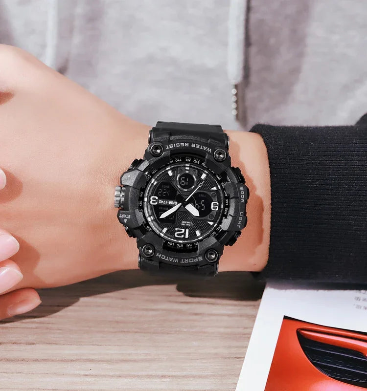 SKMEI 1742 Relógio Eletrónico Desportivo Luminoso com Mostrador LED de Quatro Ecrãs e Amortecimento para Homem