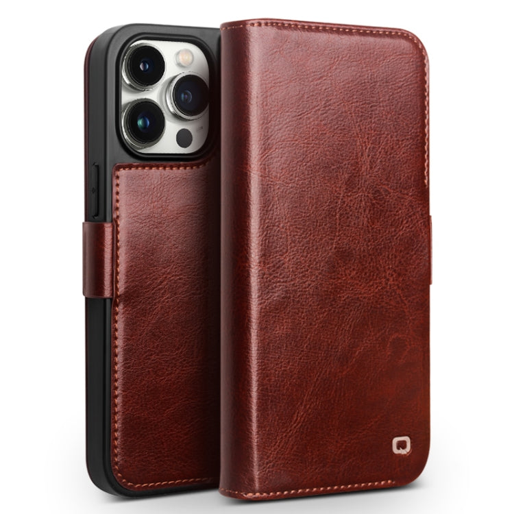 Capa para telemóvel em couro genuíno QIALINO Classic 103 com fivela, para iPhone 17e / 16e, para iPhone 17 Pro Max, para iPhone 17 Pro, para iPhone 17, para iPhone Air, para iPhone 15 Pro Max, para iPhone 15 Plus, para iPhone 15