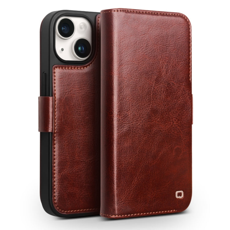 Capa para telemóvel em couro genuíno QIALINO Classic 103 com fivela, para iPhone 17e / 16e, para iPhone 17 Pro Max, para iPhone 17 Pro, para iPhone 17, para iPhone Air, para iPhone 15 Pro Max, para iPhone 15 Plus, para iPhone 15