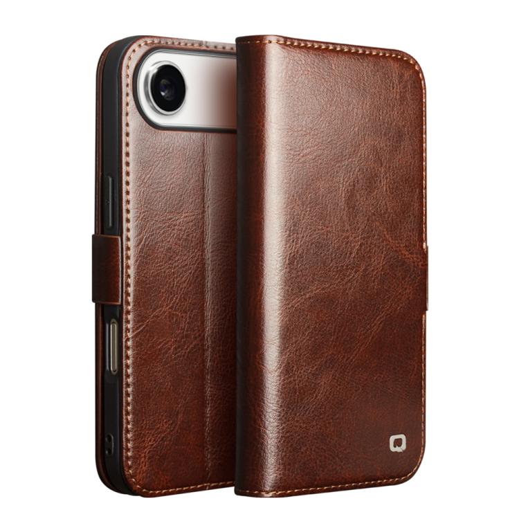 Capa para telemóvel em couro genuíno QIALINO Classic 103 com fivela, para iPhone 17e / 16e, para iPhone 17 Pro Max, para iPhone 17 Pro, para iPhone 17, para iPhone Air, para iPhone 15 Pro Max, para iPhone 15 Plus, para iPhone 15