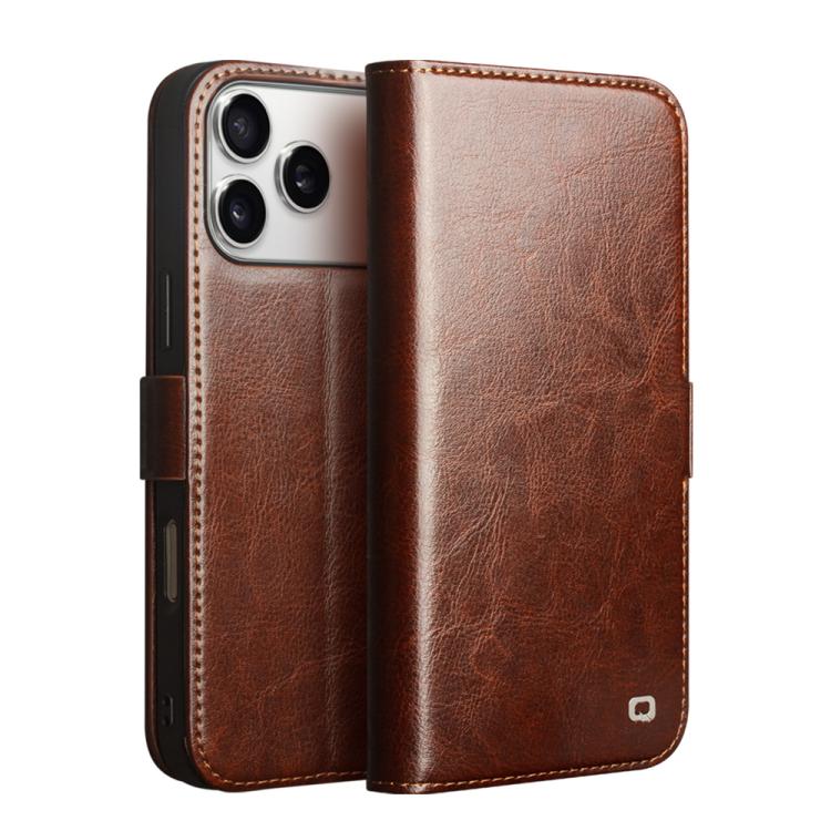 Capa para telemóvel em couro genuíno QIALINO Classic 103 com fivela, para iPhone 17e / 16e, para iPhone 17 Pro Max, para iPhone 17 Pro, para iPhone 17, para iPhone Air, para iPhone 15 Pro Max, para iPhone 15 Plus, para iPhone 15