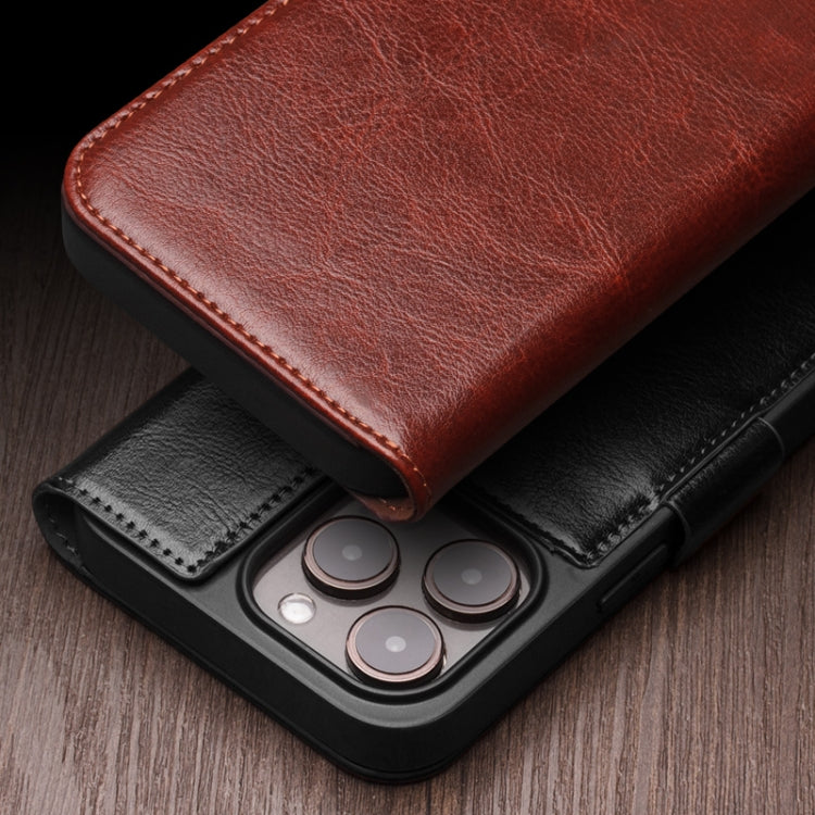 Capa para telemóvel em couro genuíno QIALINO Classic 103 com fivela, para iPhone 17e / 16e, para iPhone 17 Pro Max, para iPhone 17 Pro, para iPhone 17, para iPhone Air, para iPhone 15 Pro Max, para iPhone 15 Plus, para iPhone 15