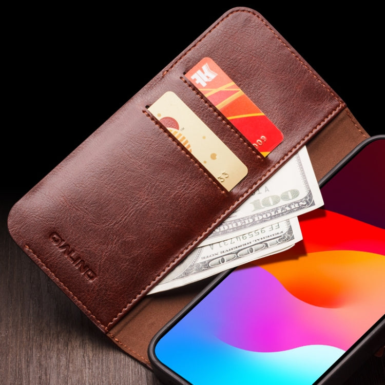 Capa para telemóvel em couro genuíno QIALINO Classic 103 com fivela, para iPhone 17e / 16e, para iPhone 17 Pro Max, para iPhone 17 Pro, para iPhone 17, para iPhone Air, para iPhone 15 Pro Max, para iPhone 15 Plus, para iPhone 15