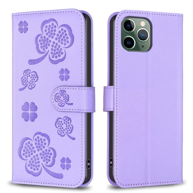 Capa de Telefone em Pele com Relevo de Quatro Folhas, Para iPhone 7 / 8 / SE 2022, Para iPhone 13 Pro Max, Para iPhone 13 Pro, Para iPhone 13, Para iPhone 12 / 12 Pro, Para iPhone 12 Pro Max, Para iPhone 11 Pro Max, Para iPhone 11