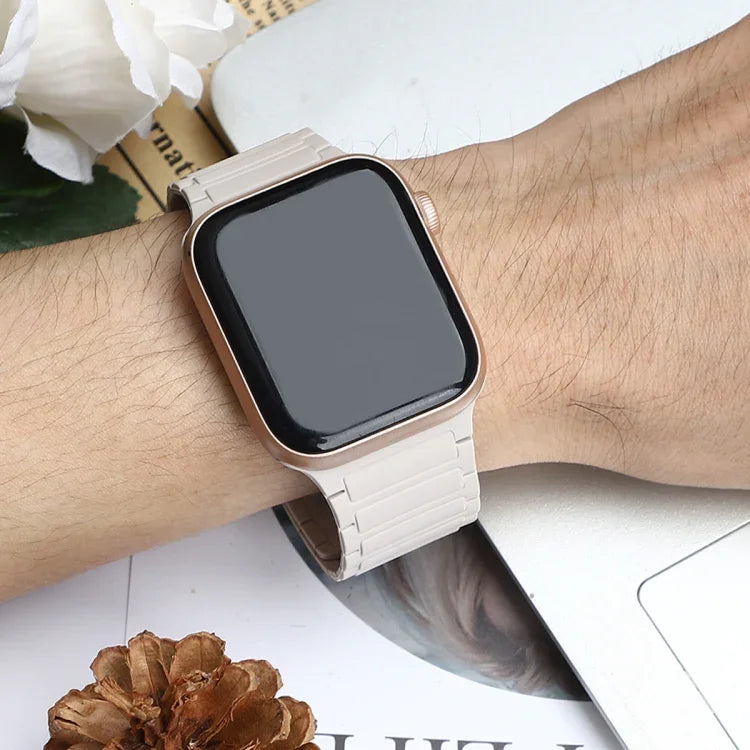 Correia de Relógio em Silicone com Argola Magnética de Três Contas, Para Apple Watch Series 9 41mm