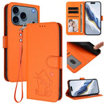 Capa para Telemóvel em Couro com Gato em Relevo e Coração com Alça de Mão, Para iPhone 17e / 16e, Para iPhone 17 Pro Max, Para iPhone 17 Pro, Para iPhone 17