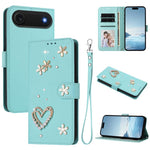 Capa de Telefone em Pele Vegana Floral com Coração de Dupla Camada ZS01 com Alça de Pulso, Para iPhone 17e / 16e, Para iPhone 17 Pro Max, Para iPhone 17 Pro, Para iPhone 17, Para iPhone Air, Para iPhone 16 Pro Max