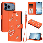 Capa de Telefone em Pele Vegana Floral com Coração de Dupla Camada ZS01 com Alça de Pulso, Para iPhone 17e / 16e, Para iPhone 17 Pro Max, Para iPhone 17 Pro, Para iPhone 17, Para iPhone Air, Para iPhone 16 Pro Max
