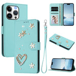 Capa de telemóvel em pele vegana dupla camada com padrão floral em forma de coração e alça de pulso ZS01, para iPhone 16 Pro, para iPhone 16 Plus, para iPhone 16, para iPhone 15 Pro Max, para iPhone 15 Pro, para iPhone 15 Plus