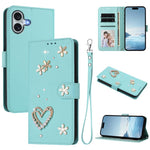 Capa de telemóvel em pele vegana dupla camada com padrão floral em forma de coração e alça de pulso ZS01, para iPhone 16 Pro, para iPhone 16 Plus, para iPhone 16, para iPhone 15 Pro Max, para iPhone 15 Pro, para iPhone 15 Plus