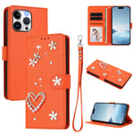 Capa de telemóvel em pele vegana dupla camada com padrão floral em forma de coração e alça de pulso ZS01, para iPhone 16 Pro, para iPhone 16 Plus, para iPhone 16, para iPhone 15 Pro Max, para iPhone 15 Pro, para iPhone 15 Plus