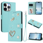 Capa de telemóvel em pele vegana dupla camada com padrão floral em forma de coração e alça de pulso ZS01, para iPhone 16 Pro, para iPhone 16 Plus, para iPhone 16, para iPhone 15 Pro Max, para iPhone 15 Pro, para iPhone 15 Plus