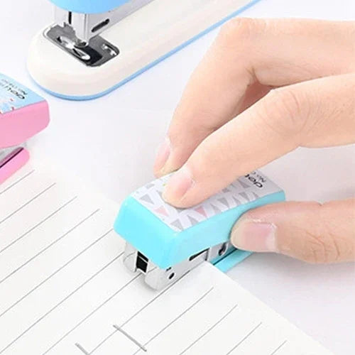 Deli Grampeador de Geometria Criativo Material de Escritório Colorido Fashion Grampeador Pequeno, Tamanho: 4,9*2,2cm, Entrega de Cor Aleatória, 4,9x2,2cm