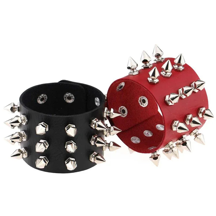 2 PCS Pulseira de Couro com Rebites em 3 Fileiras e Ponta Cónica Exagerada Estilo Punk Europeu e Americano, Entrega de Cor Aleatória