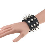 2 PCS Pulseira de Couro com Rebites em 3 Fileiras e Ponta Cónica Exagerada Estilo Punk Europeu e Americano, Entrega de Cor Aleatória