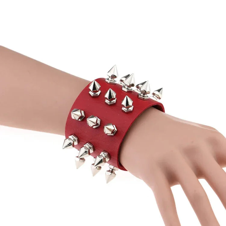2 PCS Pulseira de Couro com Rebites em 3 Fileiras e Ponta Cónica Exagerada Estilo Punk Europeu e Americano, Entrega de Cor Aleatória
