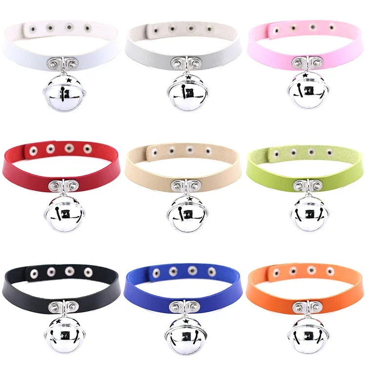 2 PCS Colar de Couro Estilo Punk Japonês com Sino e Pendente para Pescoço Feminino, Entrega de Cor Aleatória, LD01