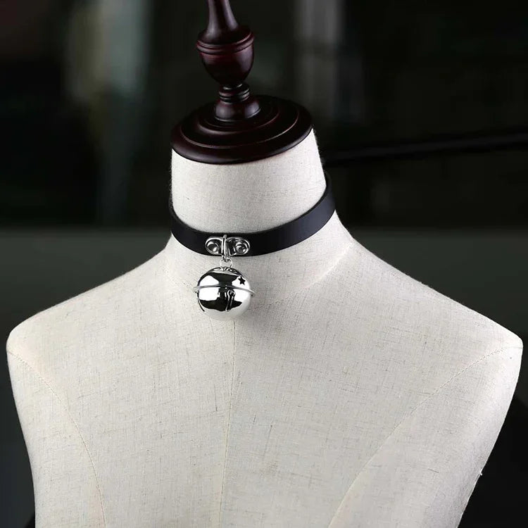 2 PCS Colar de Couro Estilo Punk Japonês com Sino e Pendente para Pescoço Feminino, Entrega de Cor Aleatória, LD01