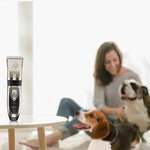 Tesoura Elétrica Profissional para Animais P2 110-240V com Lâminas de Cerâmica e Titânio, Máquina de Cortar Pelo para Animais com Quatro Pentes, Tesoura de Cerâmica e Titânio