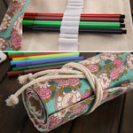 Estojo para Canetas com 36 Compartimentos, Estampa de Relógio Rosa, Lona, Enrolável, Bolsa para Material Escolar