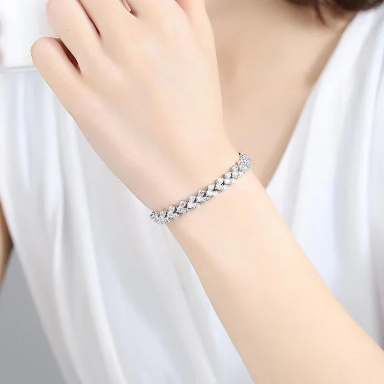 Pulseira Feminina Glamourosa com Cristais e Diamantes Artificiais para Casamento, Noivado, Dia da Mãe e Presente de Aniversário, Diâmetro: 5,25 cm, Perímetro: 16,5 cm, Prateado