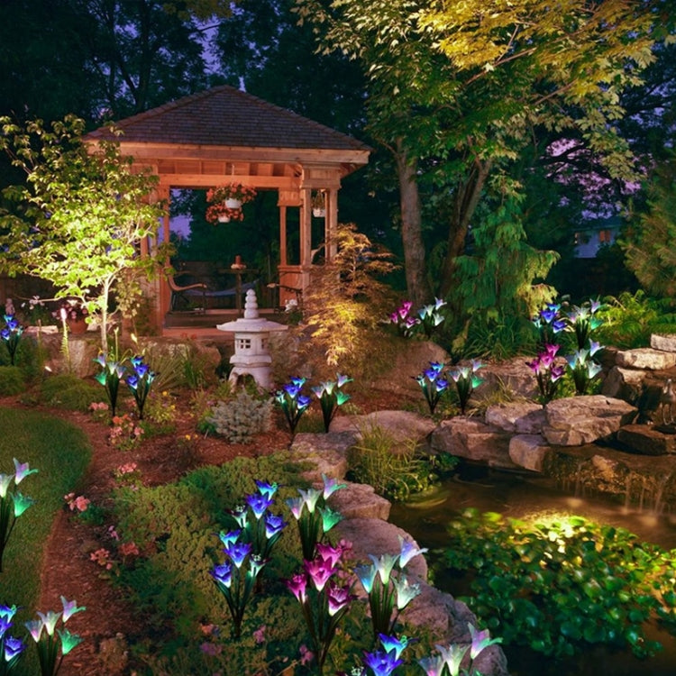 Lâmpada de Relva Decorativa LED Exterior com 4 Cabeças em Forma de Lírio Simulado, Alimentada a Energia Solar, IP55 Impermeável, Luz Branca, Luz Branca