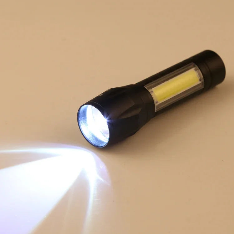 Lanterna Impermeável A2 USB Recarregável com Zoom XPE + COB, 3 Modos e Caixa de Armazenamento, A2
