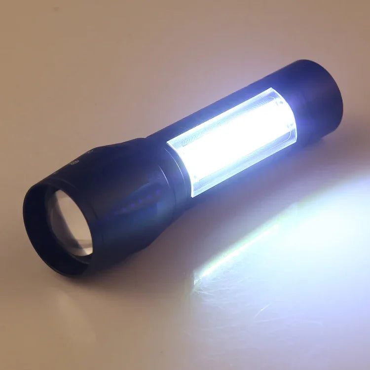 Lanterna Impermeável A2 USB Recarregável com Zoom XPE + COB, 3 Modos e Caixa de Armazenamento, A2