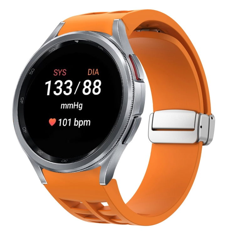 Correia de relógio em silicone com fivela prateada magnética dobrável Richard, para Samsung Galaxy Watch 5 Pro 45mm, para Samsung Galaxy Watch 7 40 / 44mm, para Samsung Galaxy Watch 6 Classic 43 / 47mm