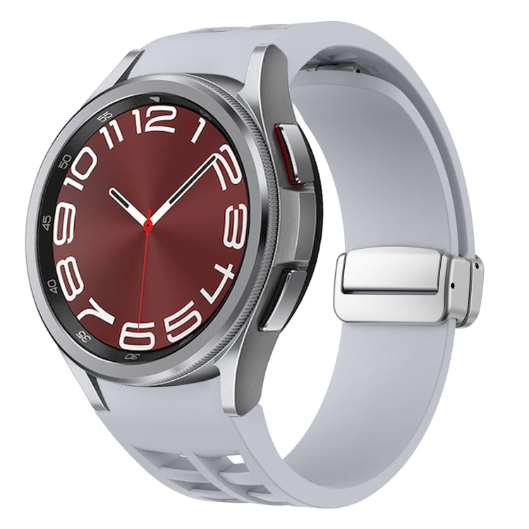 Correia de relógio em silicone com fivela prateada magnética dobrável Richard, para Samsung Galaxy Watch 5 Pro 45mm, para Samsung Galaxy Watch 7 40 / 44mm, para Samsung Galaxy Watch 6 Classic 43 / 47mm