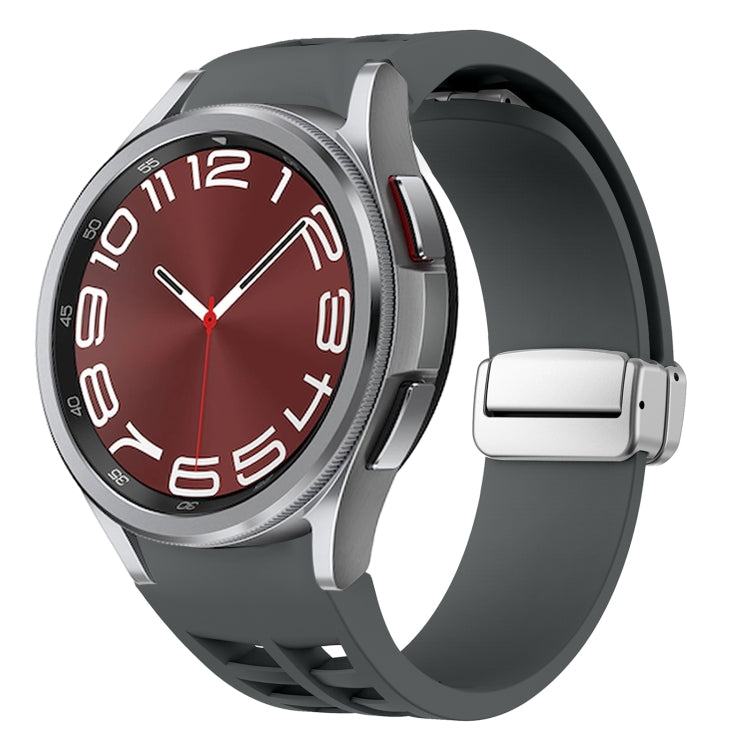 Correia de relógio em silicone com fivela prateada magnética dobrável Richard, para Samsung Galaxy Watch 5 Pro 45mm, para Samsung Galaxy Watch 7 40 / 44mm, para Samsung Galaxy Watch 6 Classic 43 / 47mm