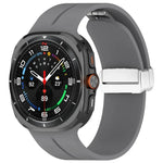 Correia de Relógio em Silicone com Fivela Magnética Dobravel Prateada para Samsung Galaxy Watch Ultra 47mm / Ultra 2025 Groove