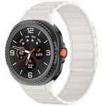 Bracelete de Silicone Magnético com Três Contas, para Samsung Galaxy Watch8 / Watch8 Classic