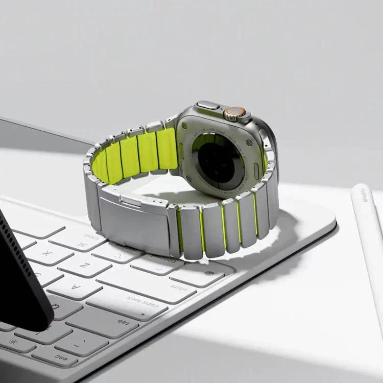 Bracelete de Relógio em Silicone com Metal de Titânio Bicolor e Fecho Turtle, Para Apple Watch 46mm/ 49mm / 45mm / 44mm