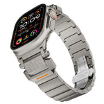 Correia de Relógio em Liga de Titânio com Cabeça em Aço Inoxidável e Fivela Borboleta com Padrão Martelado e Uma Conta, Para Apple Watch 46mm / 49mm / 45mm / 44mm