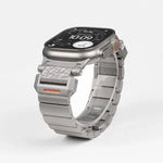 Correia de Relógio em Liga de Titânio com Cabeça em Aço Inoxidável e Fivela Borboleta com Padrão Martelado e Uma Conta, Para Apple Watch 46mm / 49mm / 45mm / 44mm