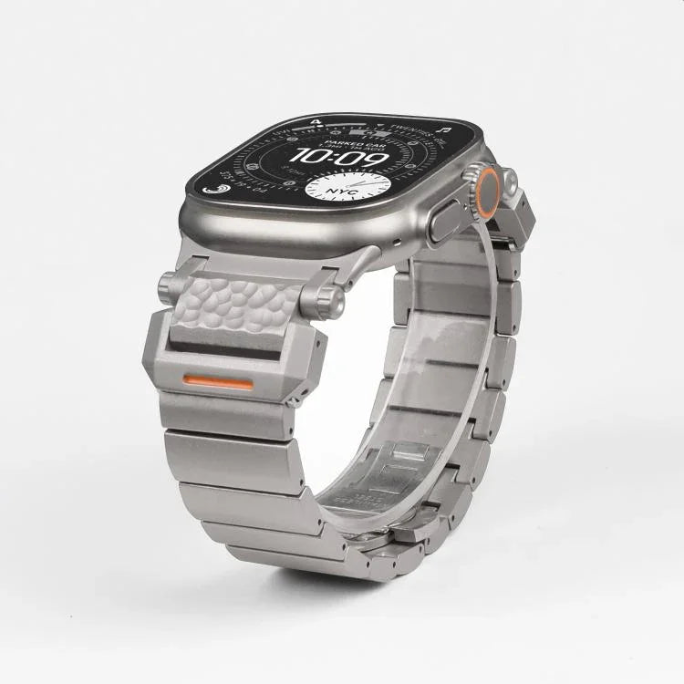 Correia de Relógio em Liga de Titânio com Cabeça em Aço Inoxidável e Fivela Borboleta com Padrão Martelado e Uma Conta, Para Apple Watch 46mm / 49mm / 45mm / 44mm