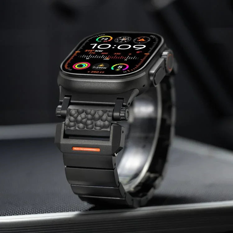Correia de Relógio em Liga de Titânio com Cabeça em Aço Inoxidável e Fivela Borboleta com Padrão Martelado e Uma Conta, Para Apple Watch 46mm / 49mm / 45mm / 44mm