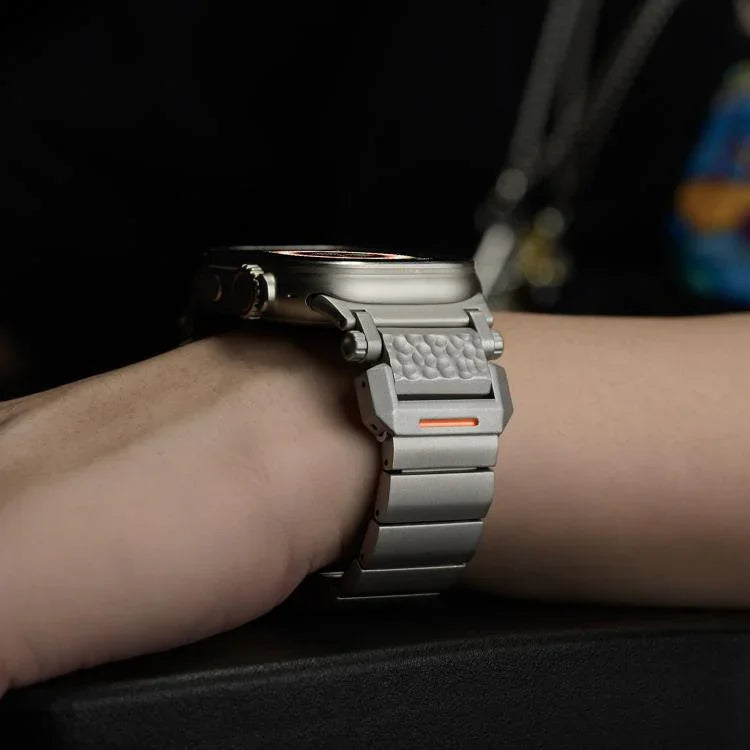 Correia de Relógio em Liga de Titânio com Cabeça em Aço Inoxidável e Fivela Borboleta com Padrão Martelado e Uma Conta, Para Apple Watch 46mm / 49mm / 45mm / 44mm
