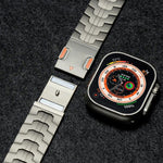 Correia de relógio magnética em titânio Iron Man, para Apple Watch 46mm / 49mm / 45mm / 44mm