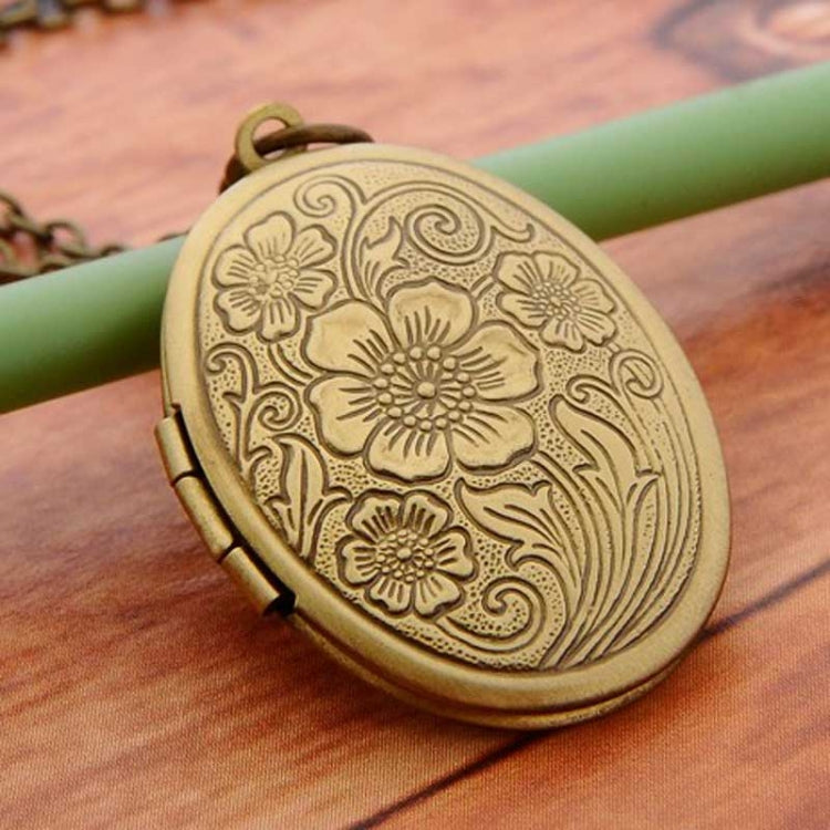 Colar Vintage Antigo de Bronze com Padrões Florais Gravados Medalhão Oval Caixa de Fotos de Recordação