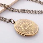 Colar Vintage Antigo de Bronze com Padrões Florais Gravados Medalhão Oval Caixa de Fotos de Recordação
