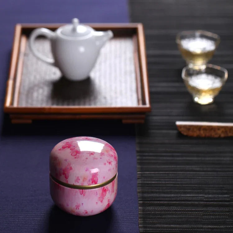 HOOMIN Caixa de Chá Suporte para Armazenamento de Chá Recipiente para Matcha Organizador de Pó de Café Mini Latas Multifuncionais Redondas de Metal, Cor Cereja, Flor Moshan