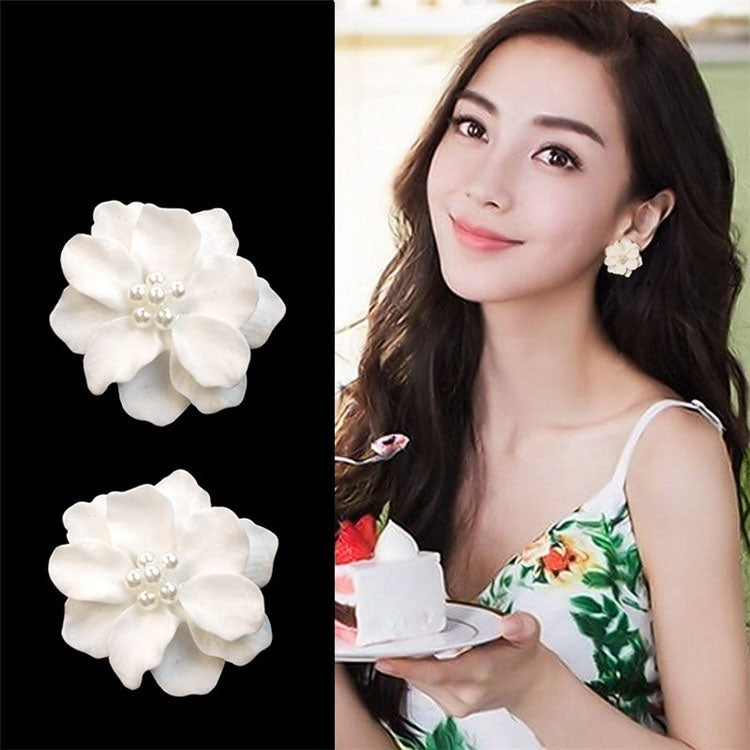 2 Peças Brincos de Argola com Pendente de Pérola e Flor Branca Encantadora