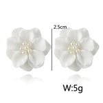 2 Peças Brincos de Argola com Pendente de Pérola e Flor Branca Encantadora