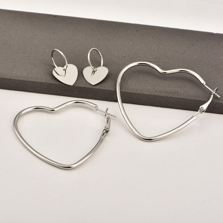 Conjunto de Brincos de Argola com Coração de Metal Simples para Mulheres Fashion