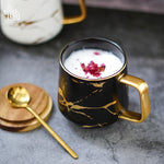 Caneca de chá/café em cerâmica da série mármore mate dourado com tampa ou tabuleiro de madeira