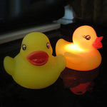 2 Peças de Brinquedos de Banho para Bebé com Luz LED por Indução de Água, Entrega de Cor Aleatória, Brinquedo de Banho com Pato Luminoso