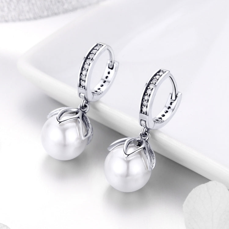 Brincos Redondos com Contas de Concha Simples para Senhora em Prata, SCE482