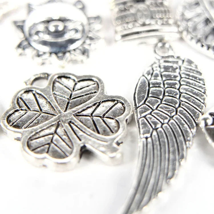 100 Peças de Charms de Pulseira Europeus em Cor Prata Antiga Joalharia de Moda DIY Feito à Mão